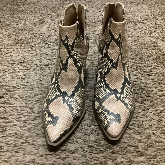 Vince Camuto Gigietta snakeskin pointed toe bootie Never worn - Picture 1 of 7